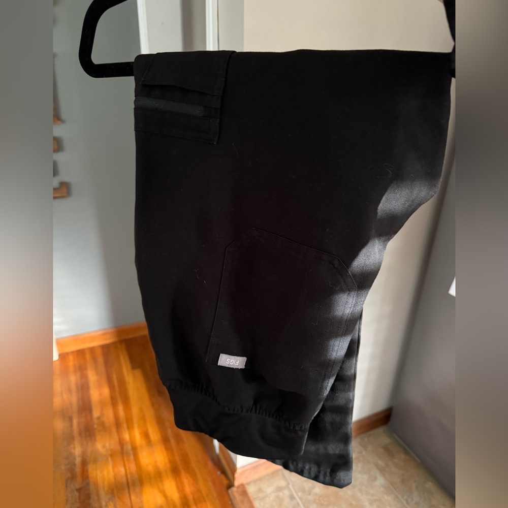 FIGS SCRUB PANTS- medium/petite skinny in black